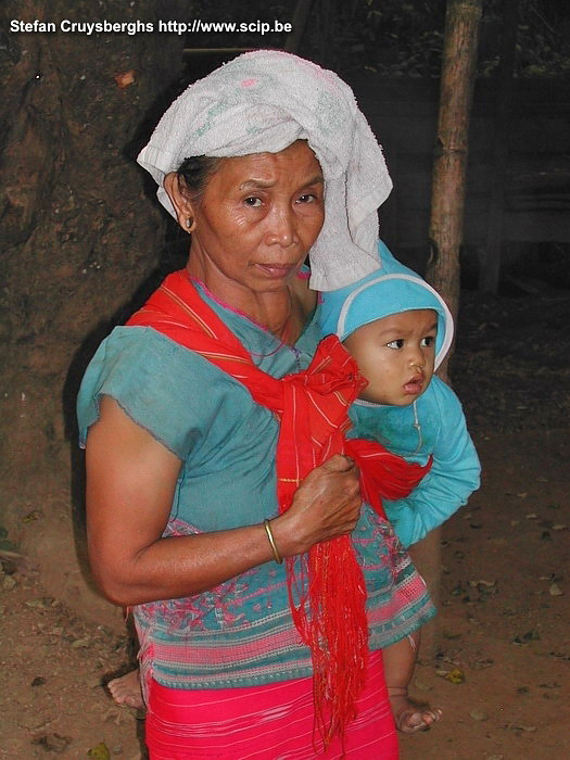 Chiang Mai - Vrouw met kind We logeren in een klein afgelegen en primitief dorpje van de Karen. Stefan Cruysberghs